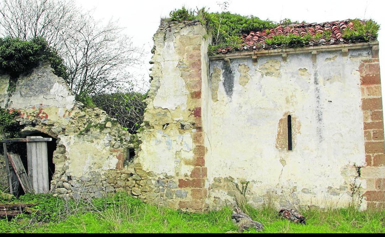 Estado ruinoso en el que se encuentra la capilla que contiene las pinturas murales. V. c.