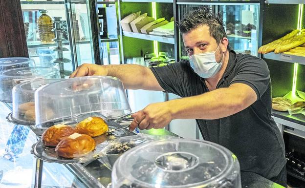 Pablo Álvarez estos días vende únicamente pan y café para llevar. 