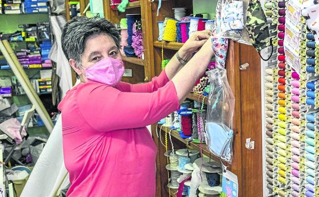 Gloria Rocillo dice que subsiste gracias a la venta de mascarillas. 