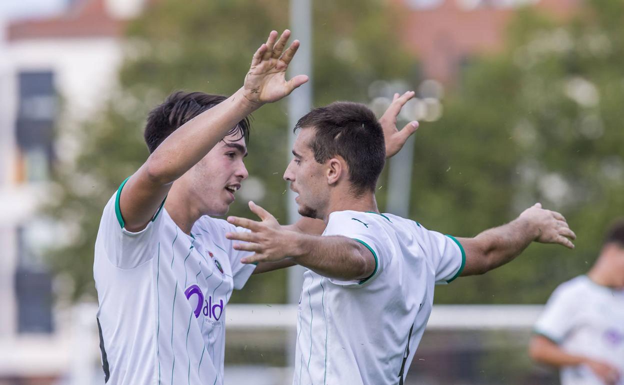 Dani (izquierda) y Mateo se abrazan tras el gol del segundo. 