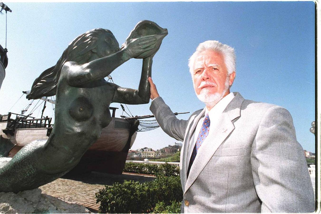 El marino Vital Alsar, durante la inauguración de la réplica de la balsa con la que viajó a través del Pacífico, en el Parque de La Magdalena en marzo de 1999.