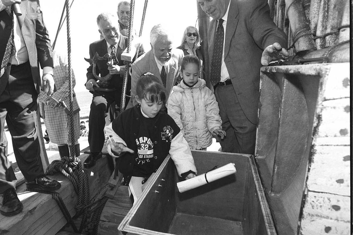 El marino Vital Alsar , durante la inauguración de la réplica de la balsa con la que viajó a través del Pacífico, en el Parque de La Magdalena, en marzo de 1999.