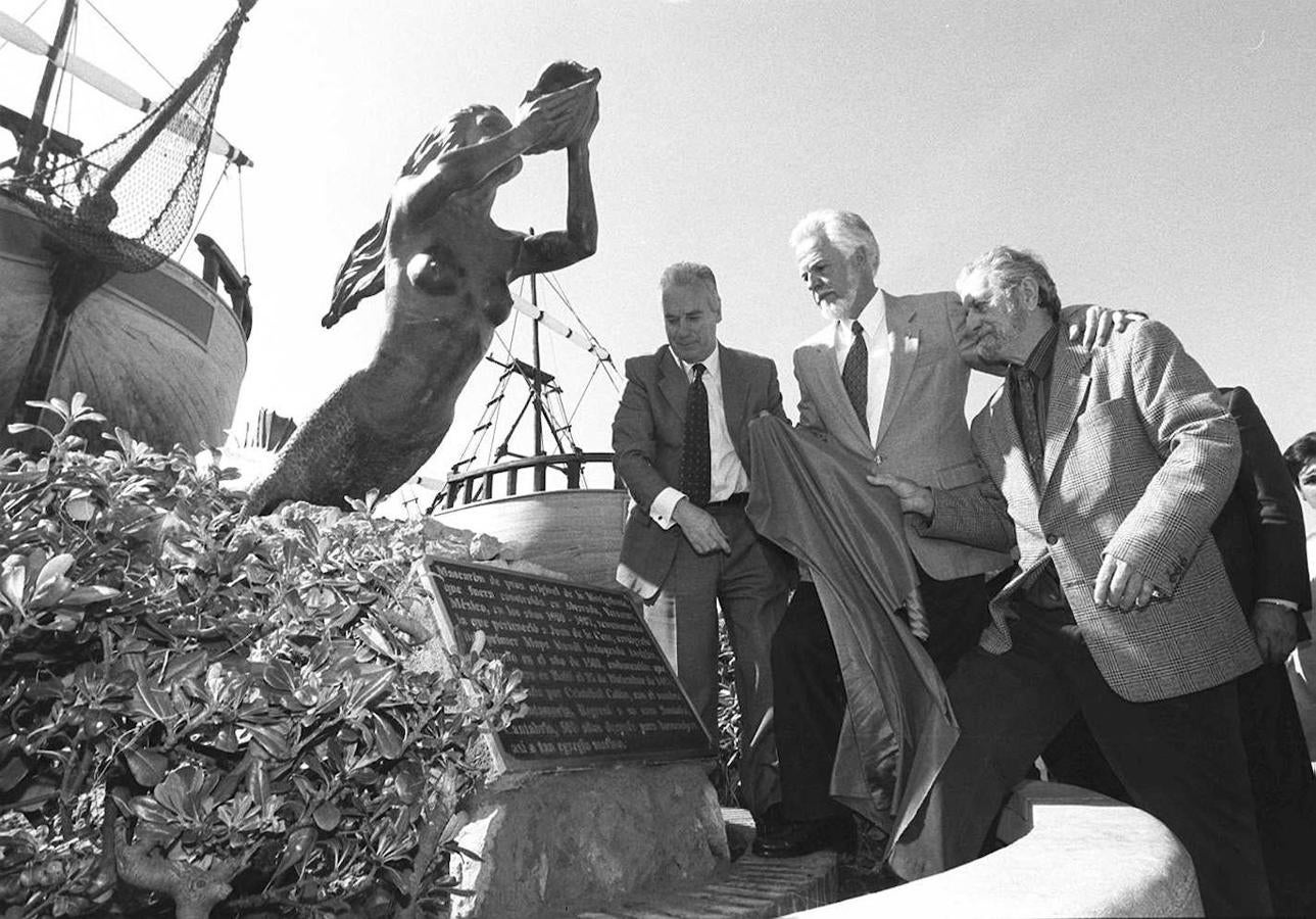 El marino Vital Alsar , durante la inauguración de la réplica de la balsa con la que viajó a través del Pacífico, en el Parque de La Magdalena, en marzo de 1999