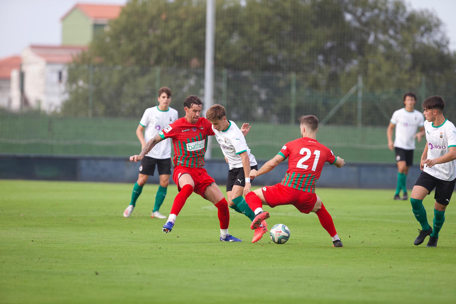 Fotos: El Racing se impone a la Gimnástica en un nuevo ensayo de pretemporada