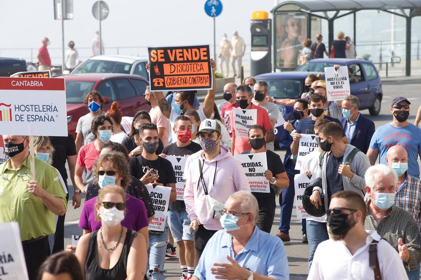 Cientos de hosteleros participan en la manifestación convocada por la Asociación Empresarial de Hostelería de Cantabria, que ha partido del Ayuntamiento de Santander para llegar hasta la sede del Gobierno regional. Los empresarios y los trabajadores reclaman ayudas que palíen la situación que la COVID-19 ha generado en todo el sector.