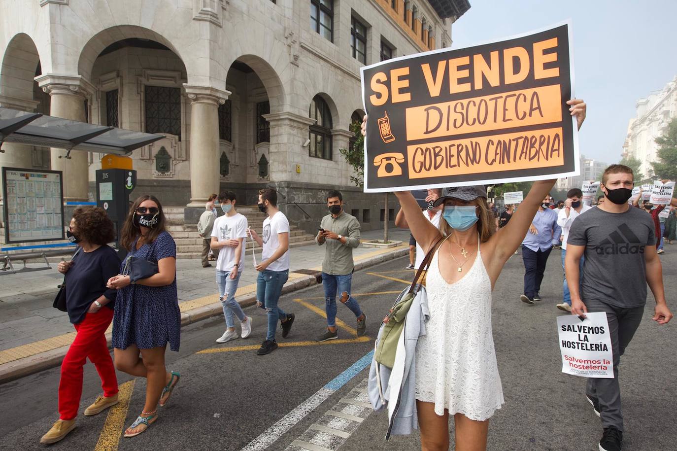 Cientos de hosteleros participan en la manifestación convocada por la Asociación Empresarial de Hostelería de Cantabria, que ha partido del Ayuntamiento de Santander para llegar hasta la sede del Gobierno regional. Los empresarios y los trabajadores reclaman ayudas que palíen la situación que la COVID-19 ha generado en todo el sector.