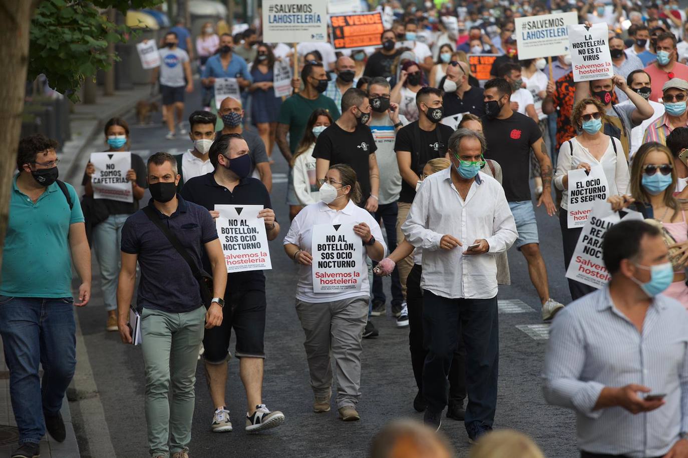 Cientos de hosteleros participan en la manifestación convocada por la Asociación Empresarial de Hostelería de Cantabria, que ha partido del Ayuntamiento de Santander para llegar hasta la sede del Gobierno regional. Los empresarios y los trabajadores reclaman ayudas que palíen la situación que la COVID-19 ha generado en todo el sector.