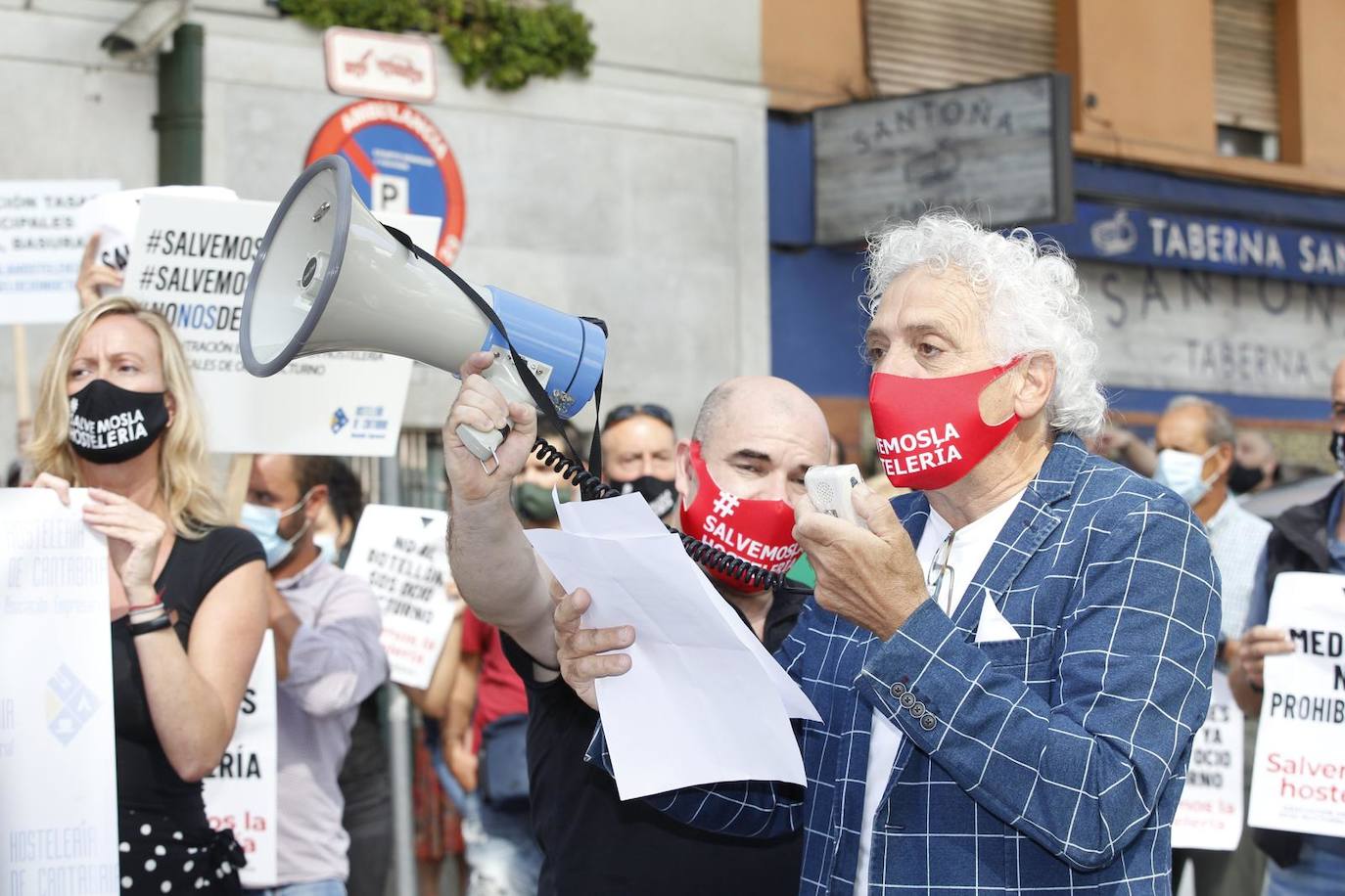 Cientos de hosteleros participan en la manifestación convocada por la Asociación Empresarial de Hostelería de Cantabria, que ha partido del Ayuntamiento de Santander para llegar hasta la sede del Gobierno regional. Los empresarios y los trabajadores reclaman ayudas que palíen la situación que la COVID-19 ha generado en todo el sector.