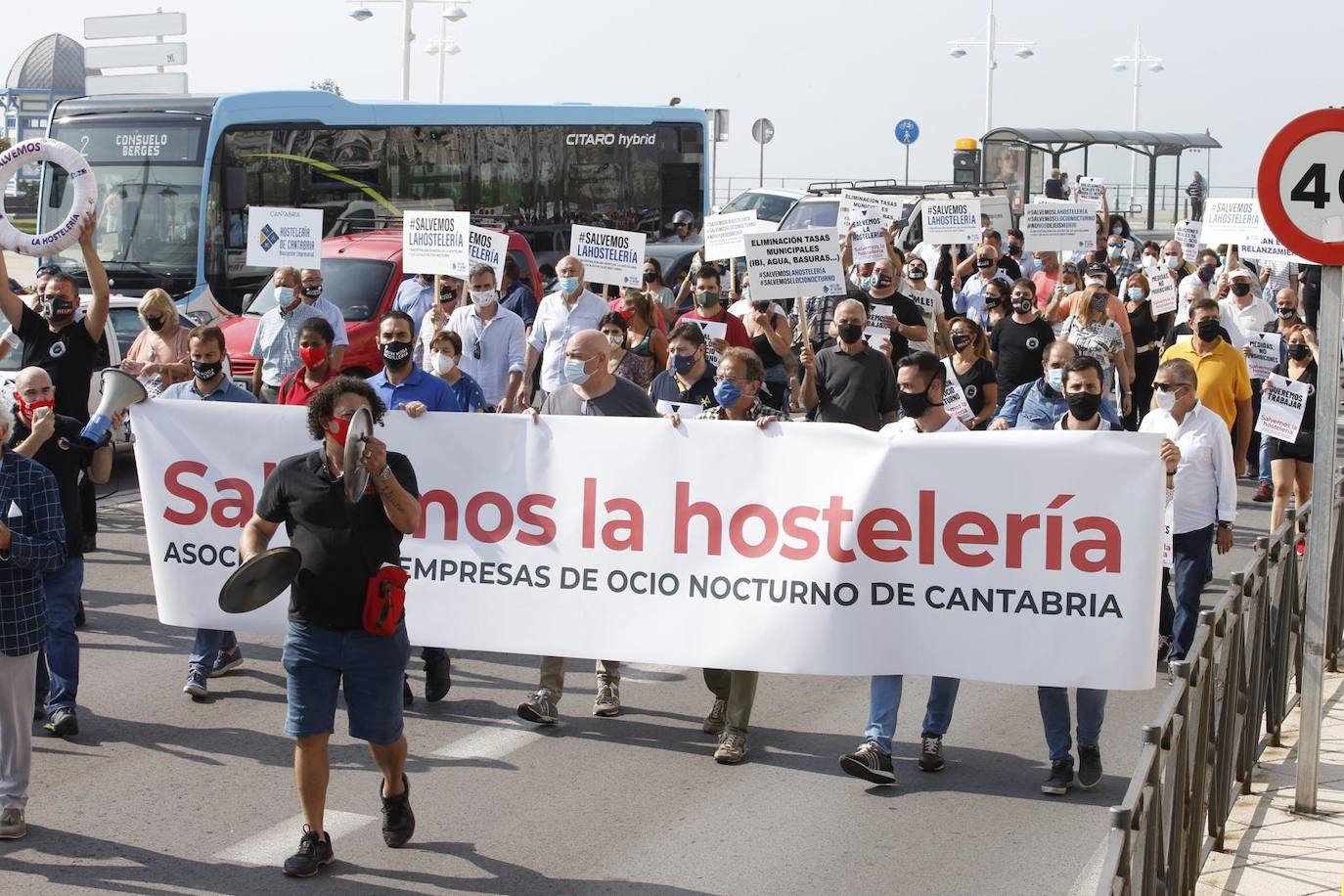 Cientos de hosteleros participan en la manifestación convocada por la Asociación Empresarial de Hostelería de Cantabria, que ha partido del Ayuntamiento de Santander para llegar hasta la sede del Gobierno regional. Los empresarios y los trabajadores reclaman ayudas que palíen la situación que la COVID-19 ha generado en todo el sector.