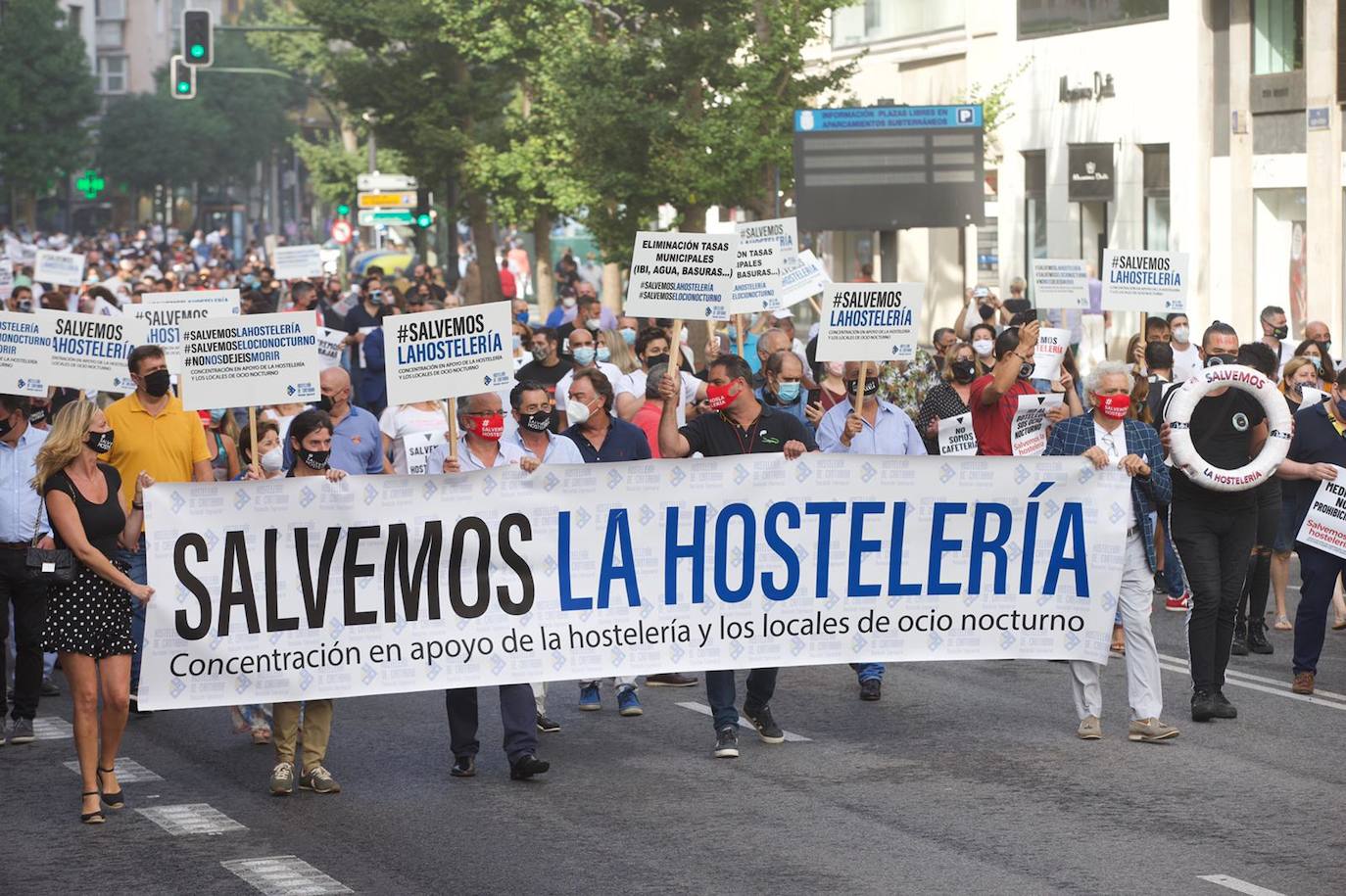 Cientos de hosteleros participan en la manifestación convocada por la Asociación Empresarial de Hostelería de Cantabria, que ha partido del Ayuntamiento de Santander para llegar hasta la sede del Gobierno regional. Los empresarios y los trabajadores reclaman ayudas que palíen la situación que la COVID-19 ha generado en todo el sector.
