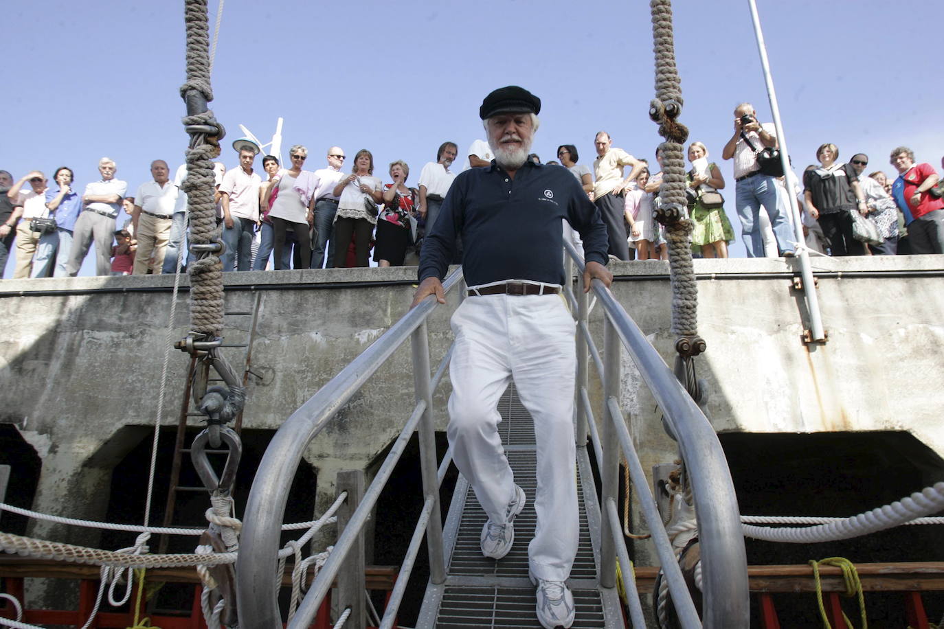 El trimarán Zamná del navegante Vital Alsar, que hace la ruta México-Grecia, atracado en el muelle Calderón de Santander el 3 de octubre de 2009.