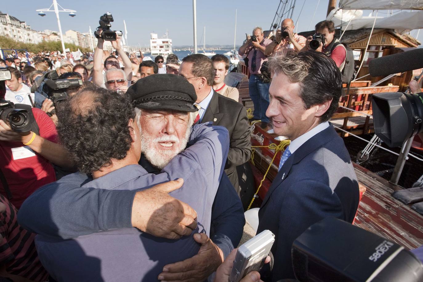 El trimarán Zamná del navegante Vital Alsar, que hace la ruta México-Grecia, atracado en el muelle Calderón de Santander el 3 de octubre de 2009. En la imagen, abrazando a Ignacio Diego, expresidente del PP en Cantabria. Al lado el que fuera alcalde de Santander, Íñigo de la Serna.