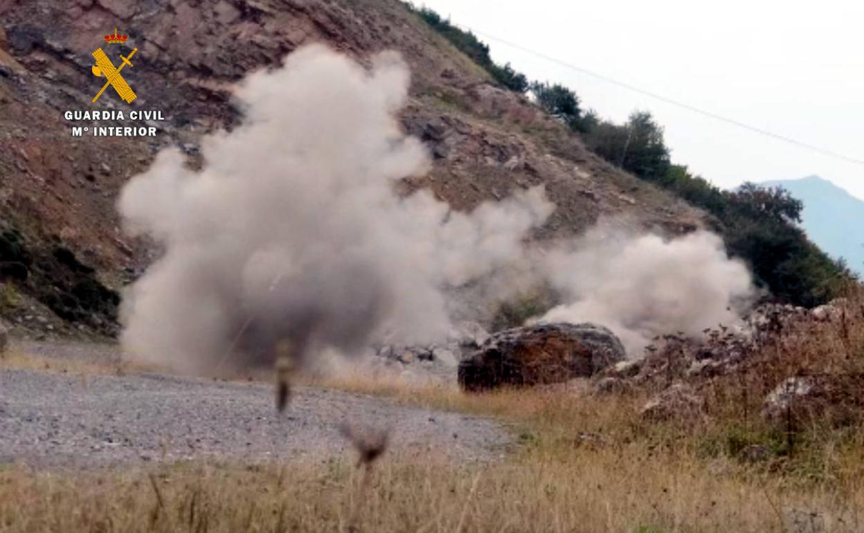 Explosión del artefacto por los expertos en una cantera.