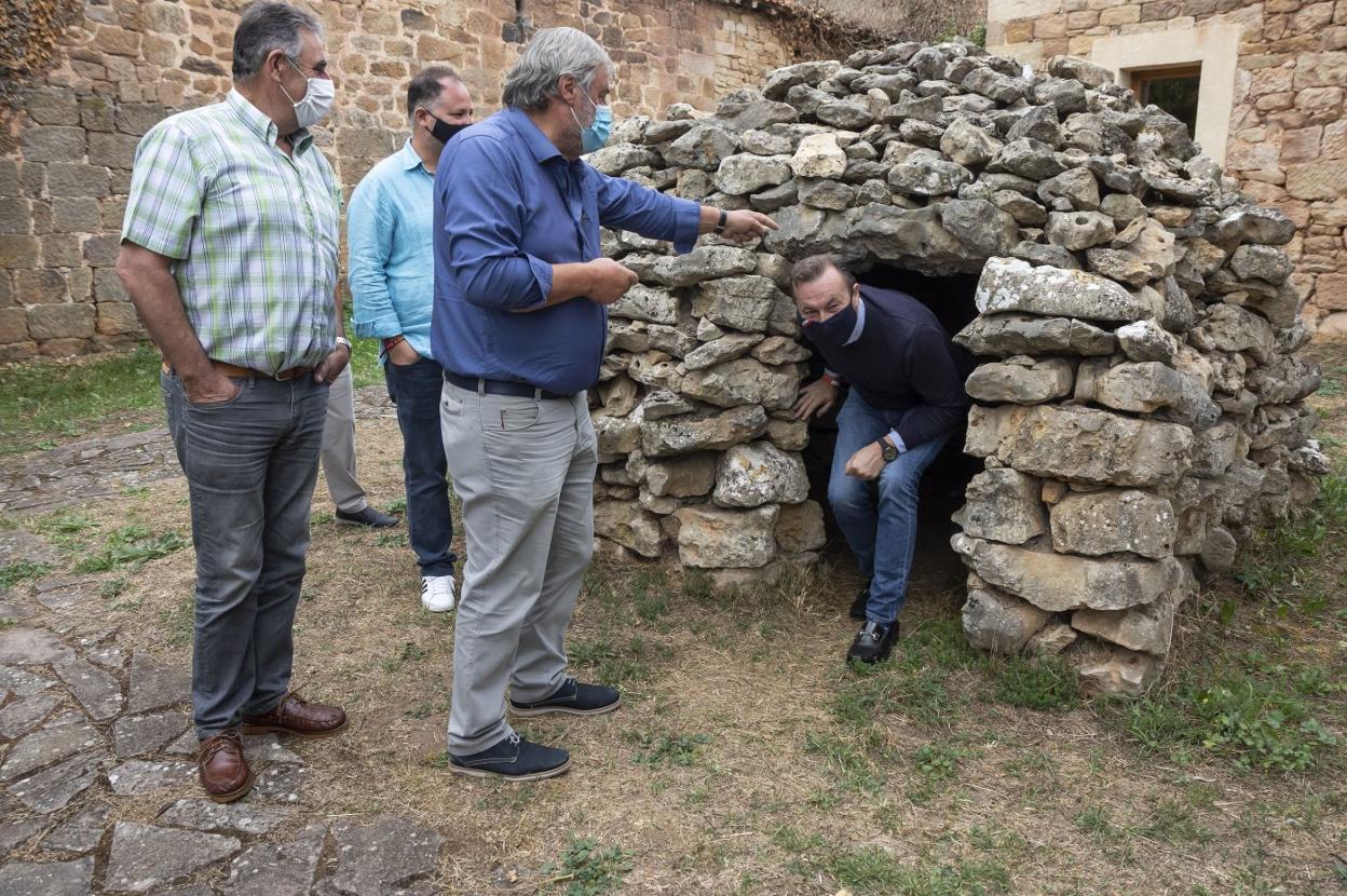 Guillermo Blanco, en una de las edificaciones del centro de La Piedra en Seco, en presencia del alcalde, Fernando Fernández. dm