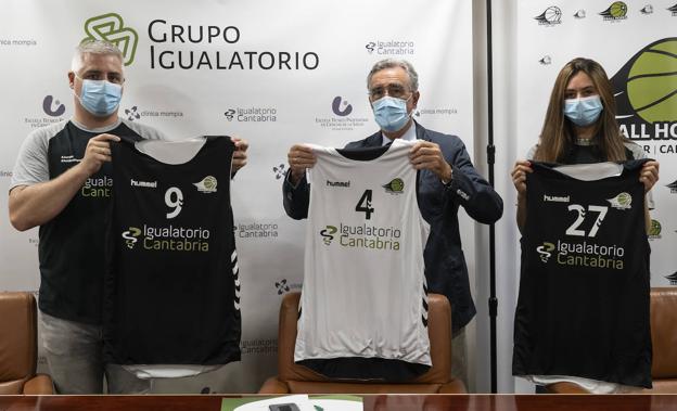 De izquierda a derecha, el presidente del equipo, Luisma Solana; el presidente del Grupo Igualatorio, Luis Tomás Gómez; y la jugadora Ángela Franco. 