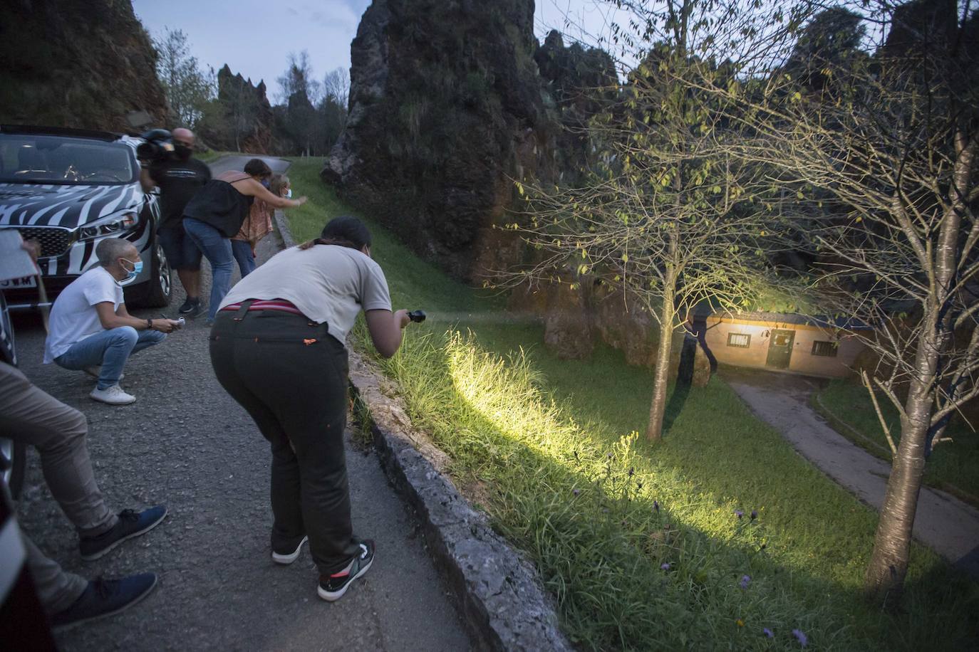 Imágenes de una visita nocturna al Parque de la Naturaleza de Cabárceno, una experiencia que se pone en marcha coincidiendo con el periodo en el que se producen la berrea y la ronca.