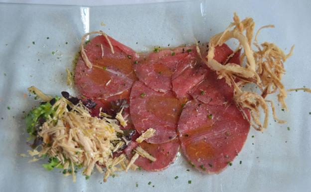 Carpaccio de vaca tudanca con virutas de foie.