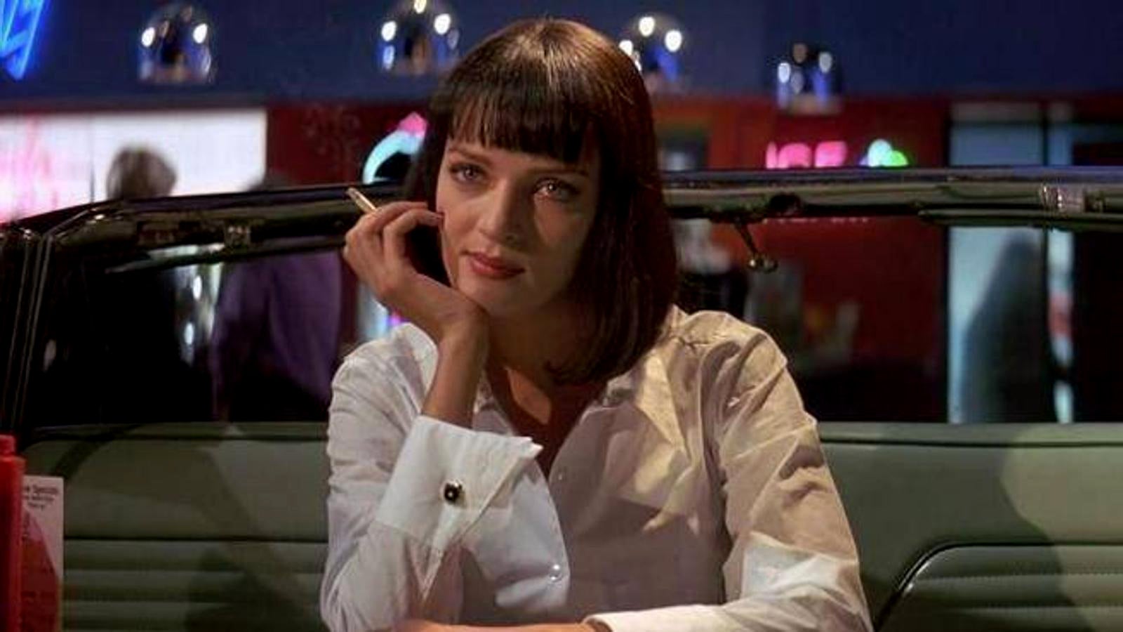 'Bob escalado y con flequillo'. El personaje interpretado por Uma Thurman en 'Pulp Fiction' se convirtió en todo un icono de estilo en los noventa y lo sigue siendo hasta el día de hoy. Todo gracias a su estilo desenfadado y a su icónico corte de pelo 'bob' escalado (con la zona de la nuca más corta) y con flequillo recto.