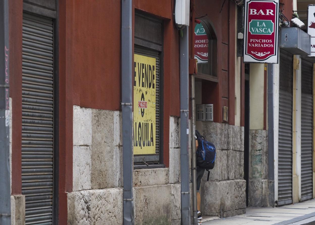 Un vecino entra al portal número 3 de la calle Carlos III de Santander, donde se produjo el crimen y cerca del lugar del hallazgo del cuerpo. sane