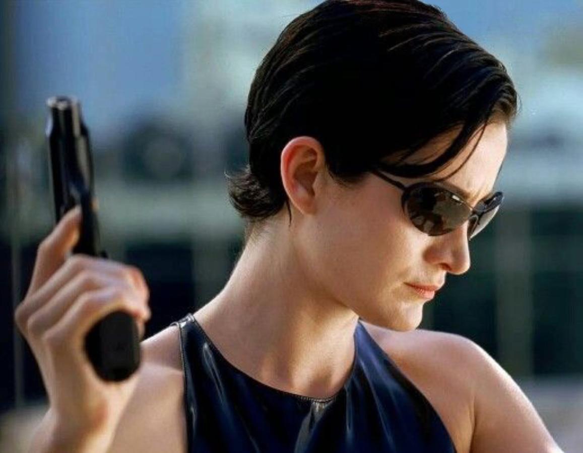 'Pixie estilo wet hair'. Sin duda, 'Matrix' es todo un clásico del cine de ciencia ficción, una película atrevida y futurista que fue capaz de adelantar el corte 'pixie' antes que nadie. Pero, eso sí, en una versión engominada que nos recuerda a los peinados tipo 'wet hair' que tan a menudo vemos en las alfombras rojas.