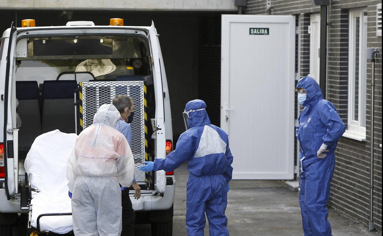 Traslado de un paciente del centro covid de Suances