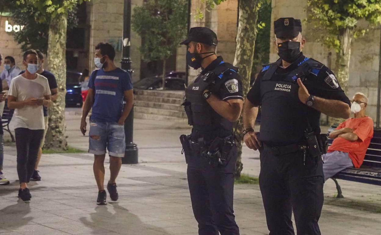 Denunciados en Santander tres hosteleros por ruidos y vender alcohol a menores y 54 personas por beber en la calle