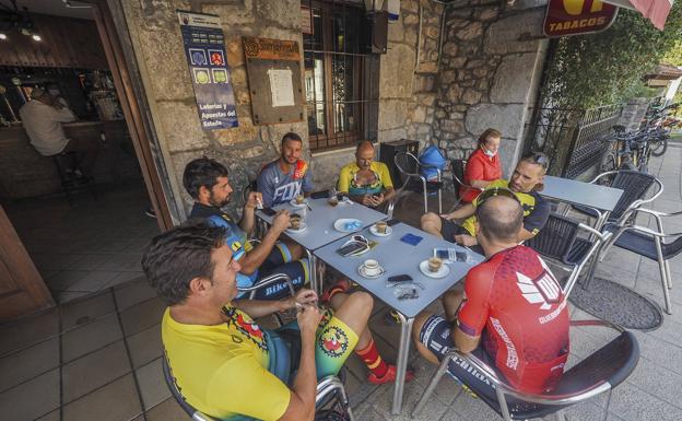 Un grupo de ciclistas descansando en un bar de Arredondo. 