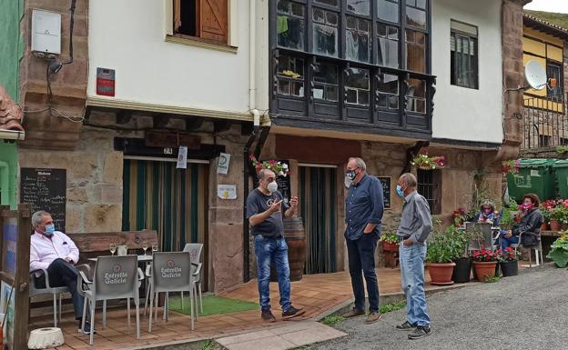 El alcalde de Pesquera (en el centro) conversa con el mesonero de Ventorrillo y otros vecinos.