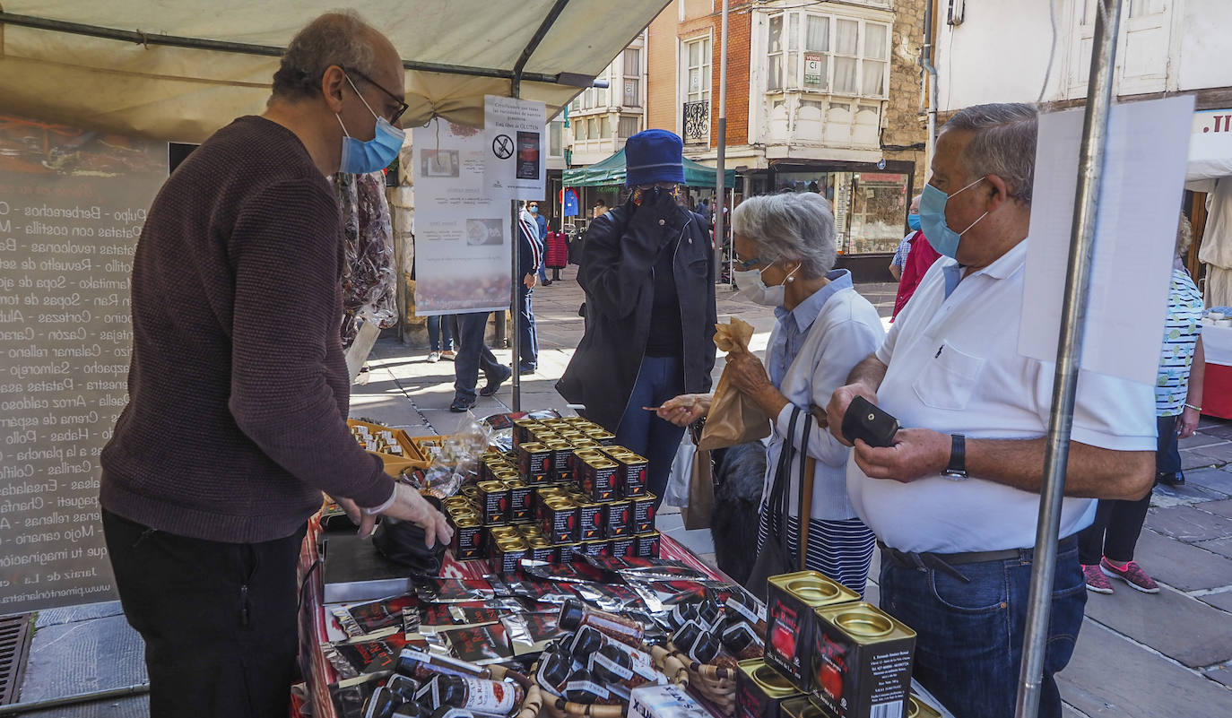 Los puestos de los comerciantes y artesanos, el concurso de bolos y el concierto de Stock, los atractivos de la jornada festiva en la ciudad