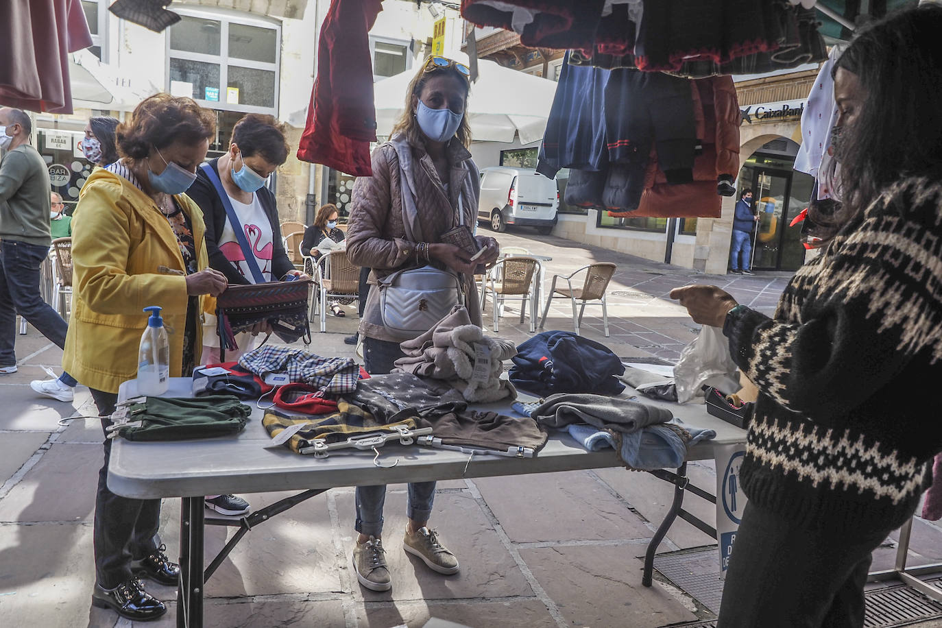 Los puestos de los comerciantes y artesanos, el concurso de bolos y el concierto de Stock, los atractivos de la jornada festiva en la ciudad