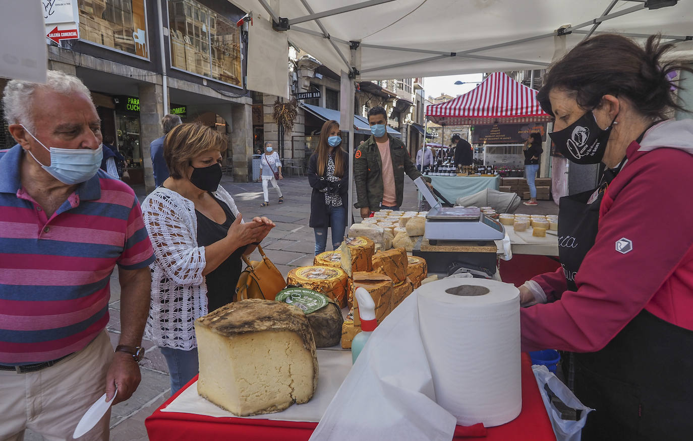 Los puestos de los comerciantes y artesanos, el concurso de bolos y el concierto de Stock, los atractivos de la jornada festiva en la ciudad