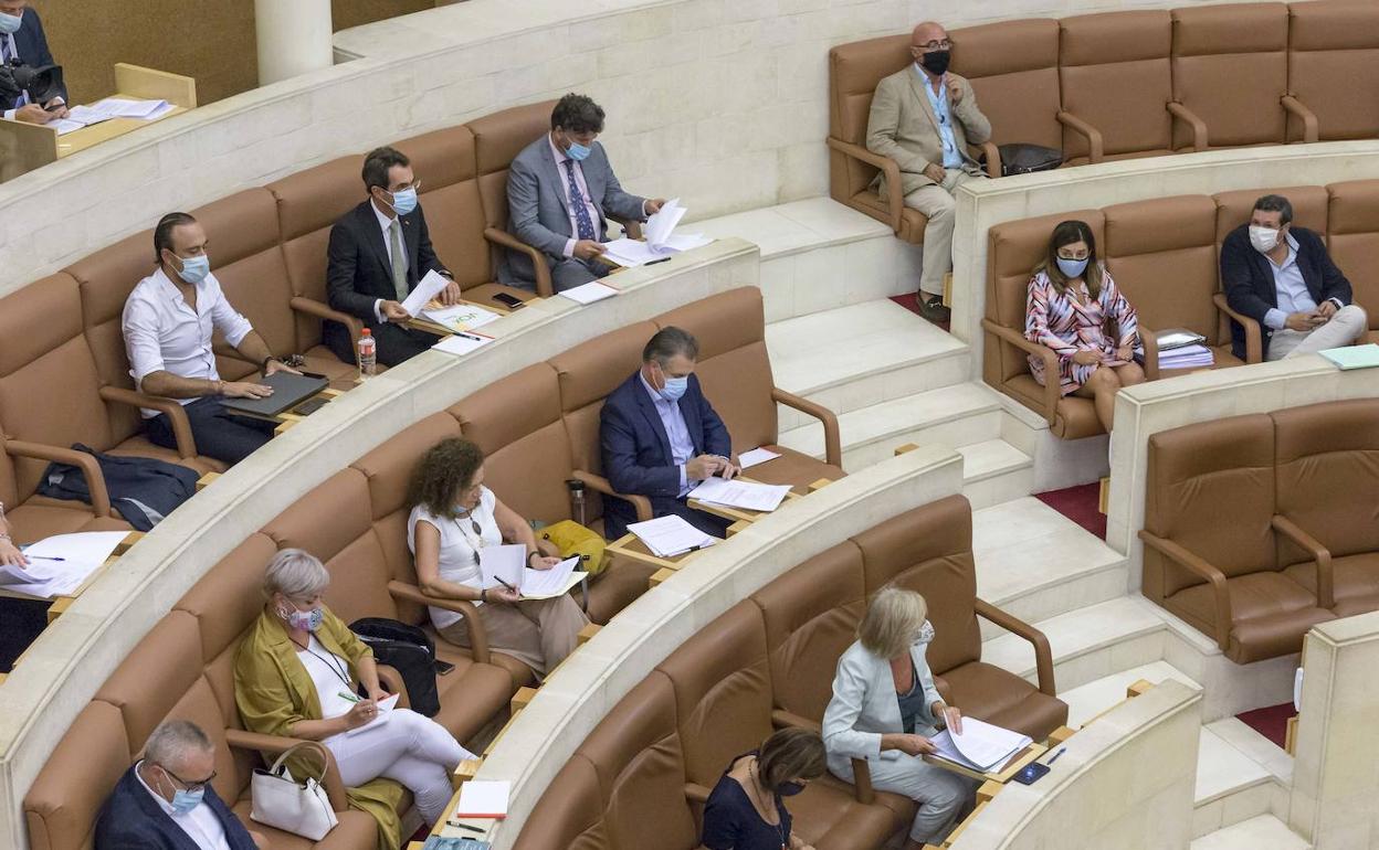 Sesión de este lunes en el Parlamento, con algunos diputados del PRC, VOX y PP.