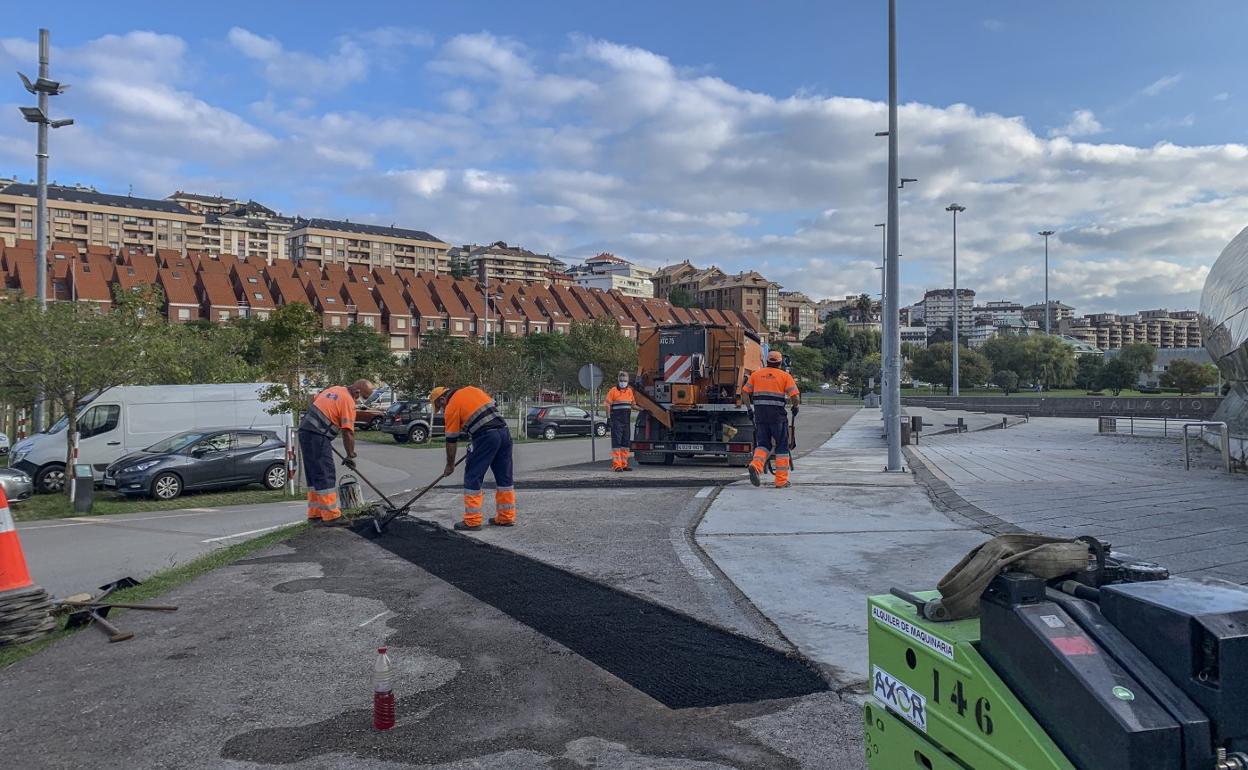 Los operarios acondicionan la zona en la que se instalará el punto para toma de muestras desde el coche, junto al Palacio de Deportes.