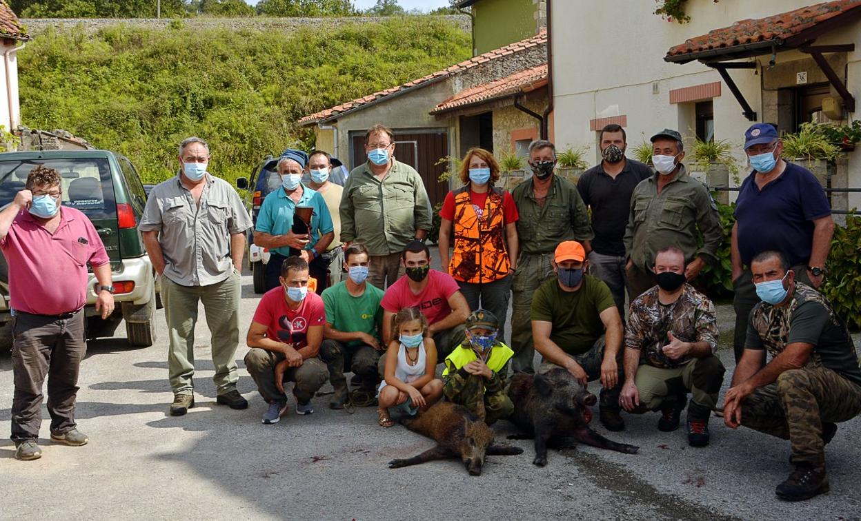 Miembros del coto de Valdáliga, con dos jabalíes cazados en el último fin de semana. 