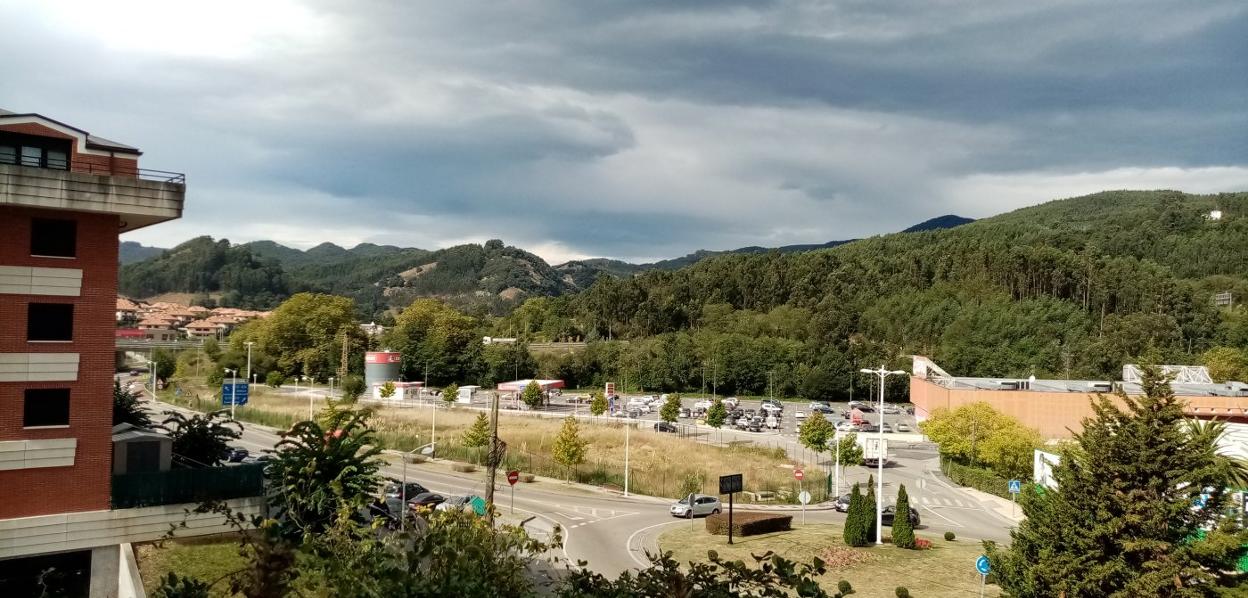 Imagen de la parcela donde Yisas SA pretende construir un hotel y un centro comercial junto al hipermercado Eroski. 