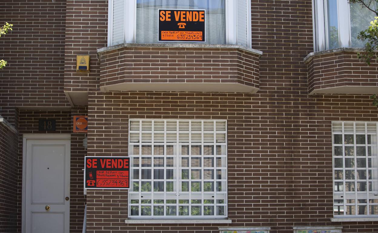 Anuncios de 'se vende' en un edificio 