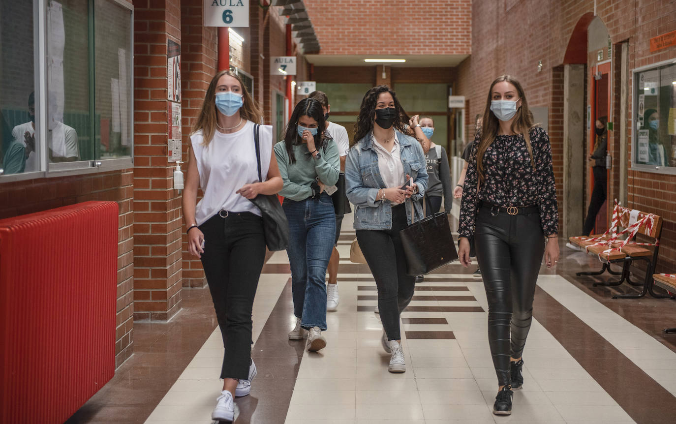 La Universidad de Cantabria (UC) ha puesto en marcha este martes, de forma escalonada, el nuevo curso académico con 10.000 alumnos -2.000 nuevos- que regresan hoy a las aulas en una vuelta marcada por el coronavirus, tanto en la enseñanza como en la vida dentro del campus