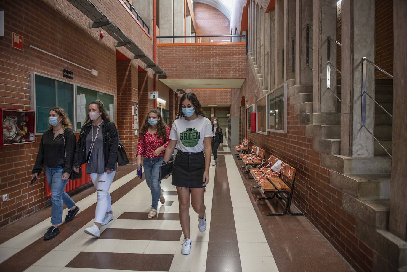 La Universidad de Cantabria (UC) ha puesto en marcha este martes, de forma escalonada, el nuevo curso académico con 10.000 alumnos -2.000 nuevos- que regresan hoy a las aulas en una vuelta marcada por el coronavirus, tanto en la enseñanza como en la vida dentro del campus