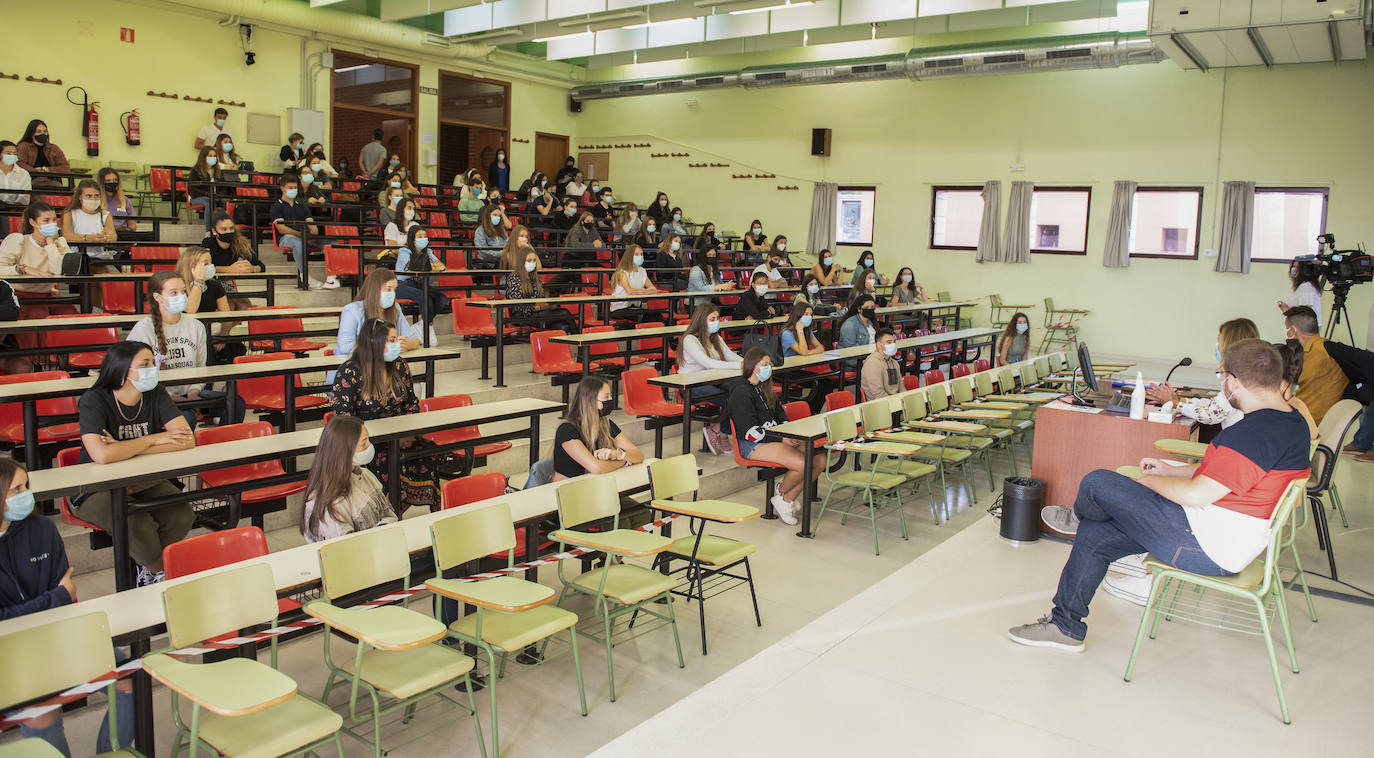 La Universidad de Cantabria (UC) ha puesto en marcha este martes, de forma escalonada, el nuevo curso académico con 10.000 alumnos -2.000 nuevos- que regresan hoy a las aulas en una vuelta marcada por el coronavirus, tanto en la enseñanza como en la vida dentro del campus