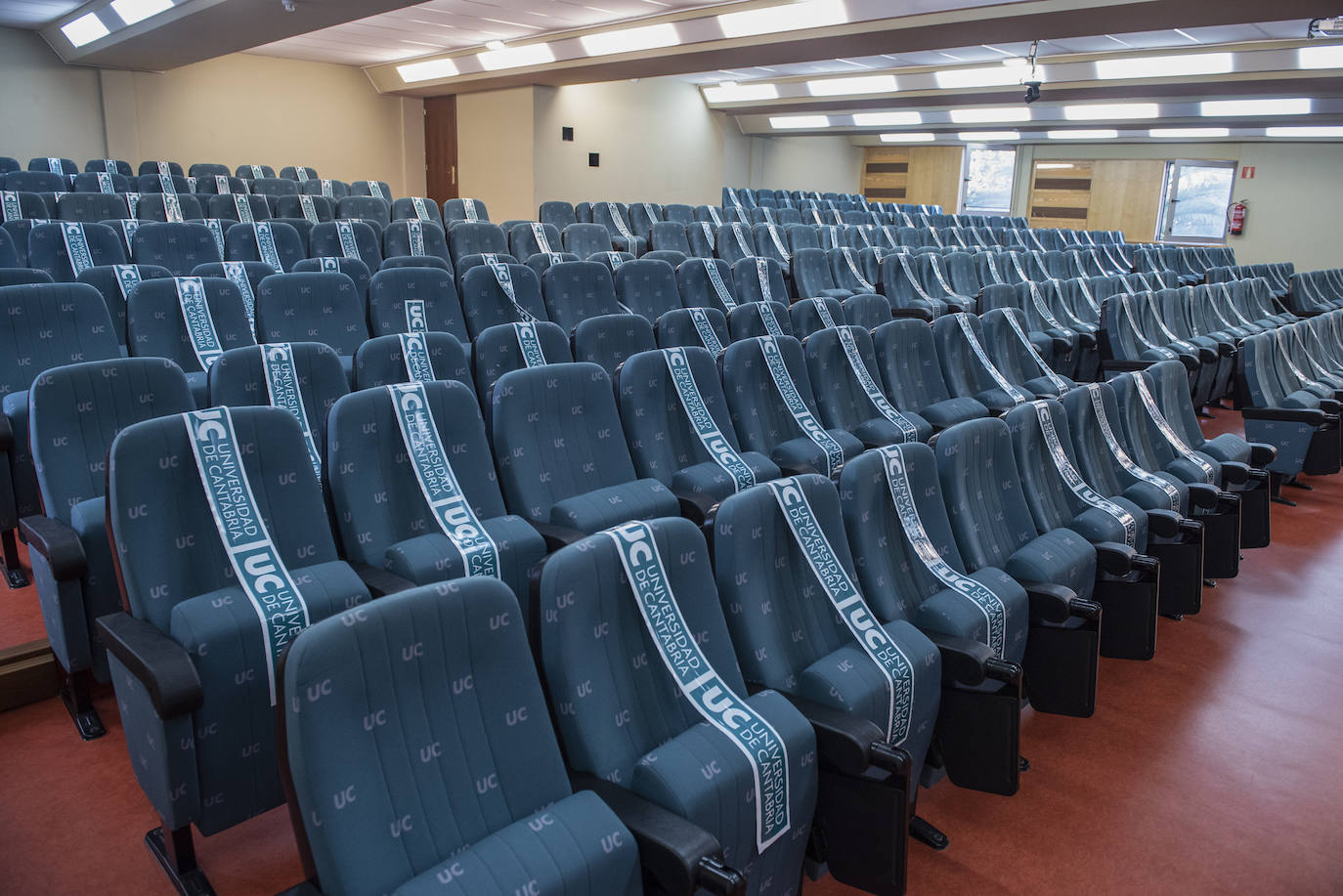 La Universidad de Cantabria (UC) ha puesto en marcha este martes, de forma escalonada, el nuevo curso académico con 10.000 alumnos -2.000 nuevos- que regresan hoy a las aulas en una vuelta marcada por el coronavirus, tanto en la enseñanza como en la vida dentro del campus