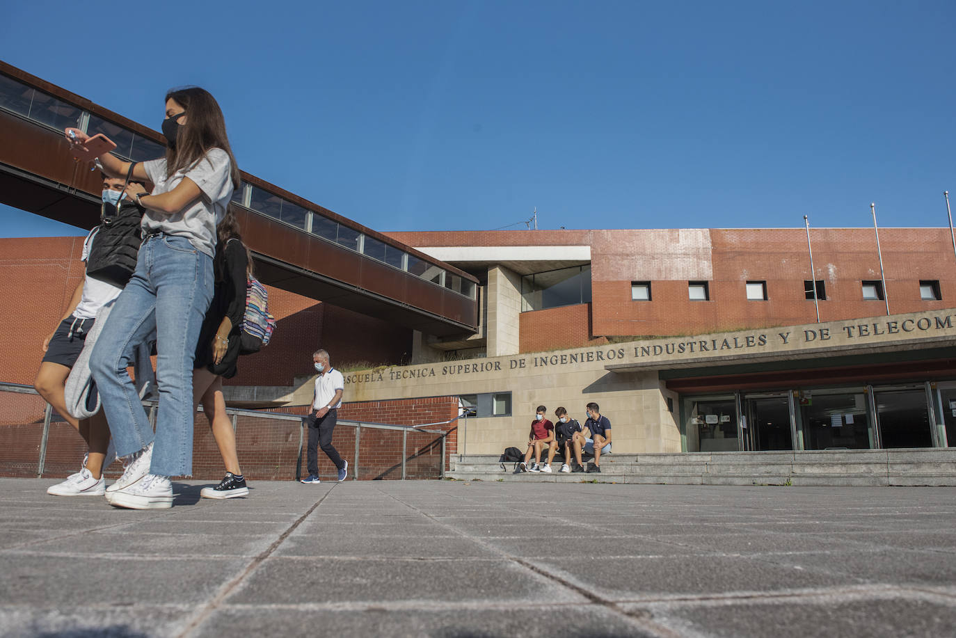 La Universidad de Cantabria (UC) ha puesto en marcha este martes, de forma escalonada, el nuevo curso académico con 10.000 alumnos -2.000 nuevos- que regresan hoy a las aulas en una vuelta marcada por el coronavirus, tanto en la enseñanza como en la vida dentro del campus