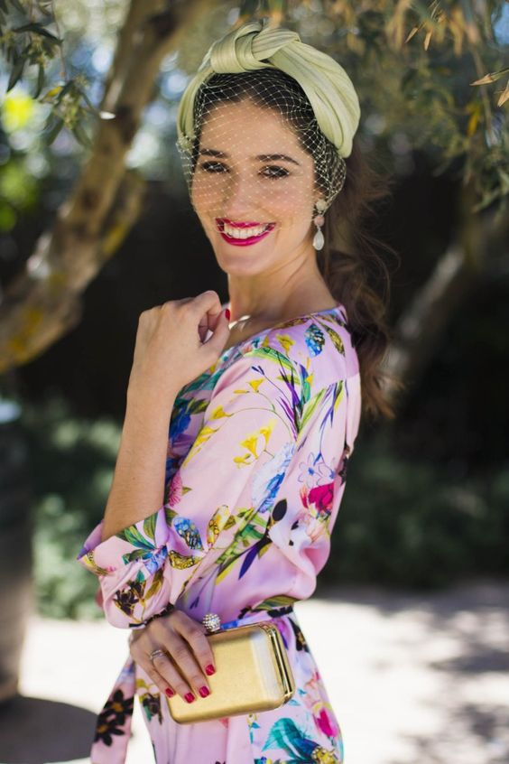 'Invitada perfecta', con un vestido camisero y turbante.