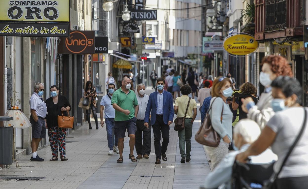 Los vecinos empadronados en Torrelavega serán los grandes beneficiarios de la tarjeta ciudadana.