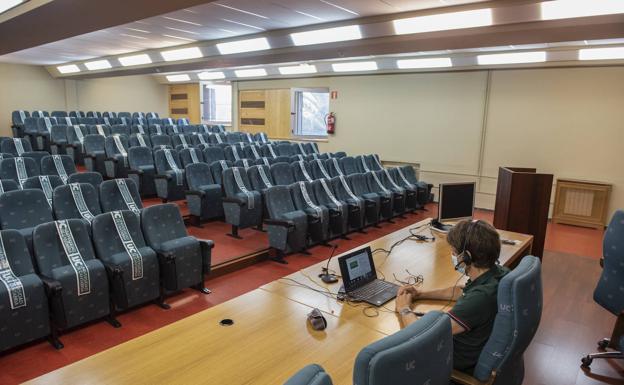 Imagen. Bienvenida online en Ciencias. Francisco Matorras, decano de la Facultad de Ciencias, recibió al alumnado de nuevo ingreso a través de la pantalla.