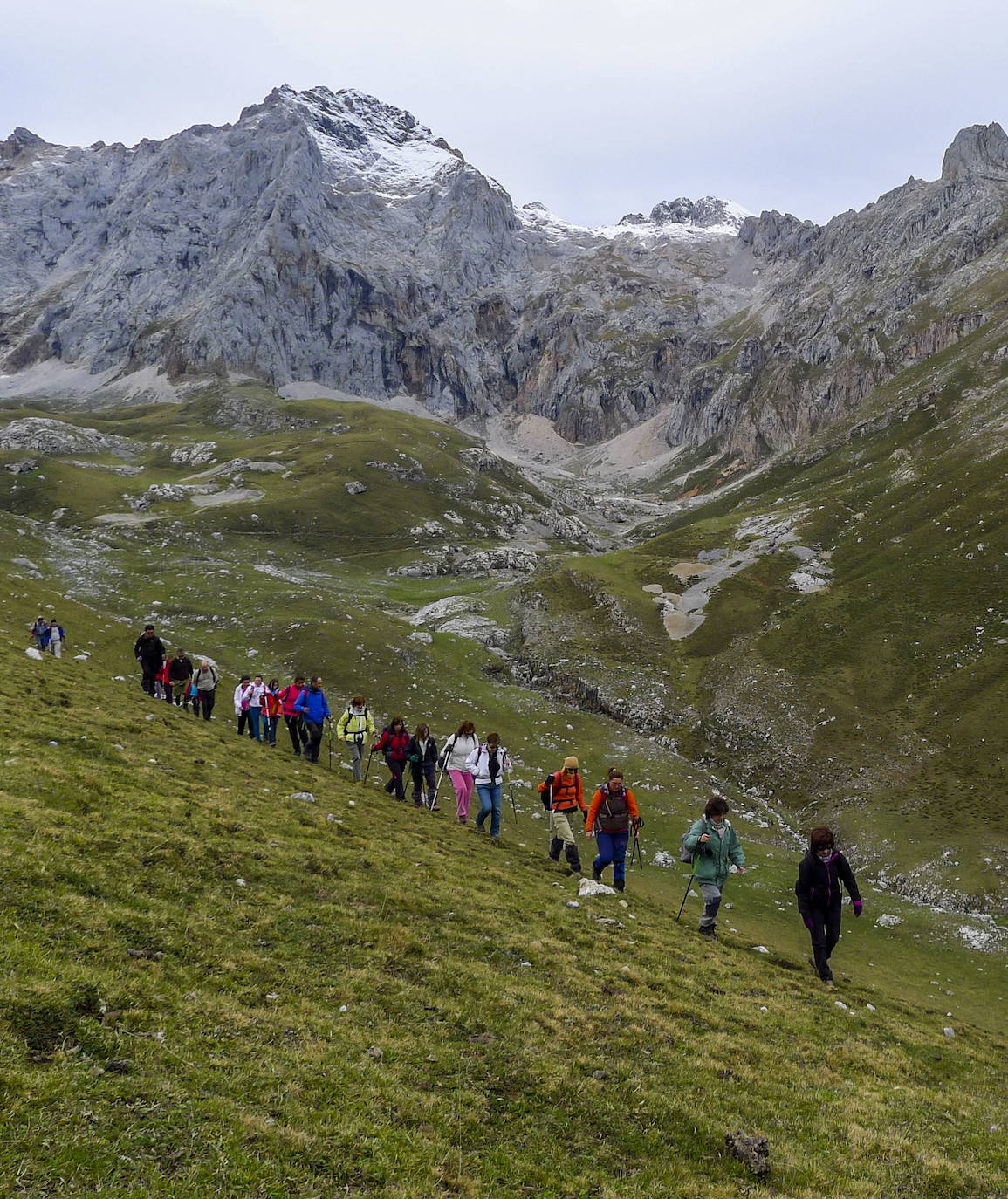 n grupo de excursionistas caminando por los puertos de Áliva, bajo la cumbre de Peñavieja. Foto: Fermín García 