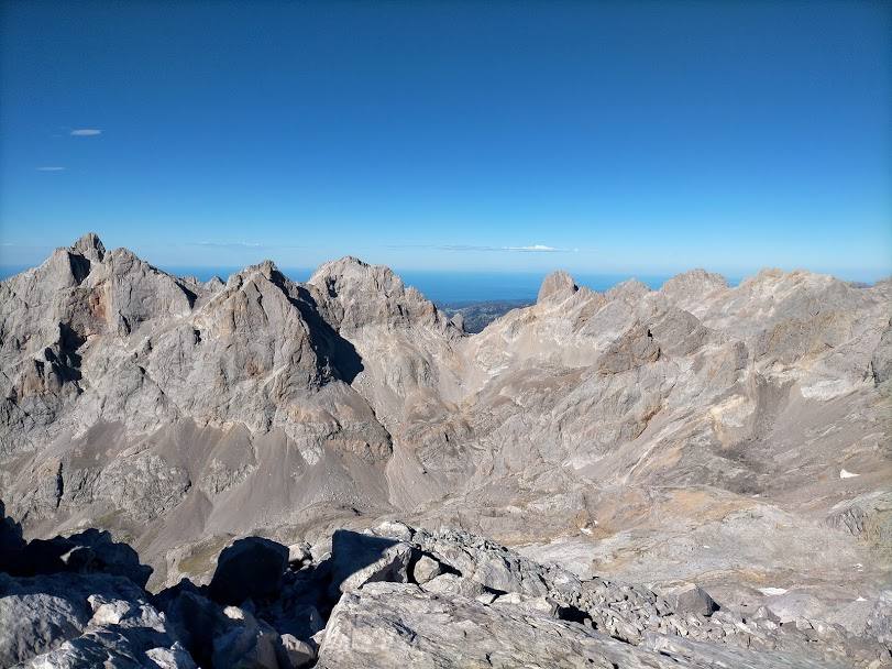 Paisaje desde el Pico la Palanca con el Picu Urriellu,el Torrecerredo y el resto de cumbres cercanas de fondo. Foto: Diego Argüelles