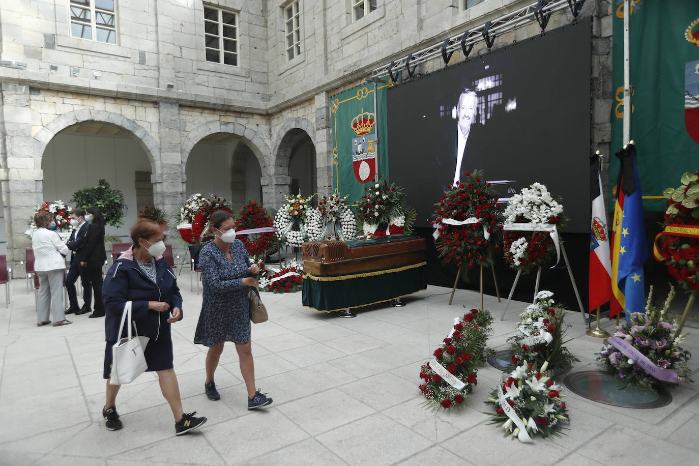 Fotos: Capilla ardiente de Jaime Blanco en el Parlamento de Cantabria