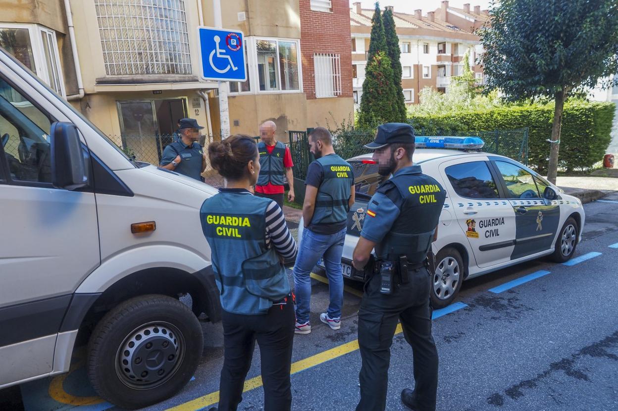 Agentes de la Guardia Civil, en el portal 12 de la calle Padre Basabe, de Castro Urdiales, donde se obtuvieron las muestras de sangre. 