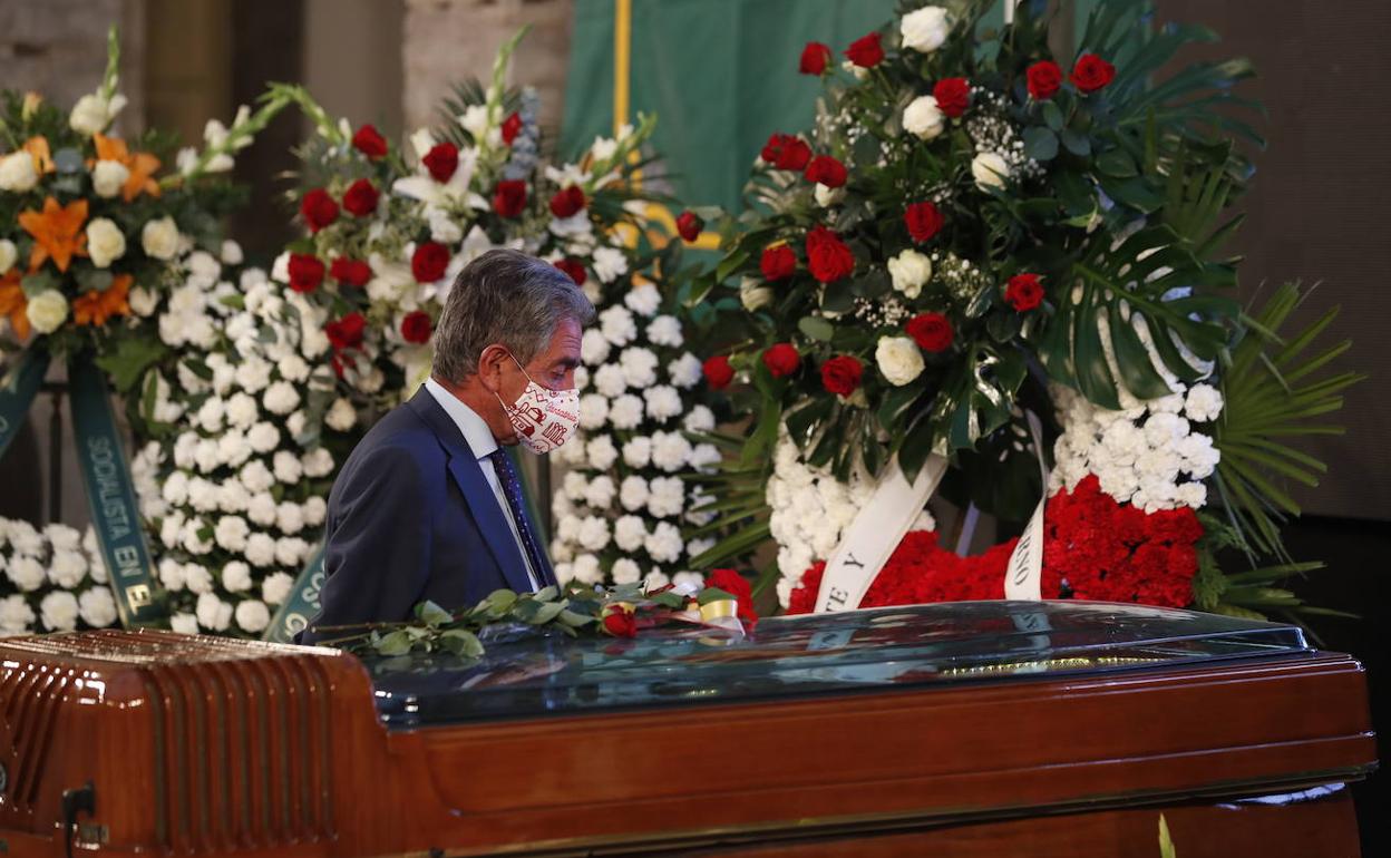 El presidente Miguel Ángel Revilla, ante el feretro de Jaime Blanco.