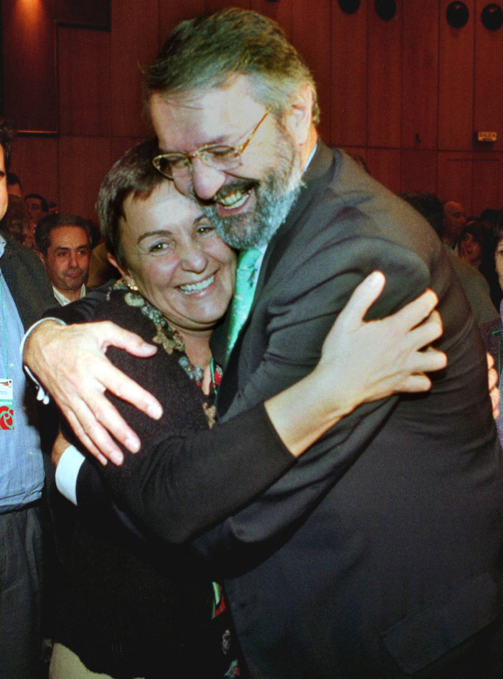 2000. Con Dolores Gorostiaga tras ser elegida su sucesora al frente del PSOE cántabro.